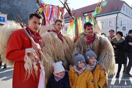 Kamnik so obiskali koranti iz Zamušanov pri Ptuju in v mestno jedro privabili nepregledno množico, željno ogleda tradicionalne pustne šege (67)